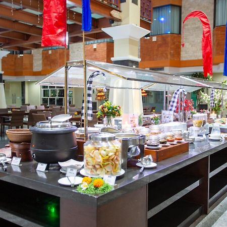 Famous Hotel Kuta Formerly Permata Kuta Hotel Экстерьер фото