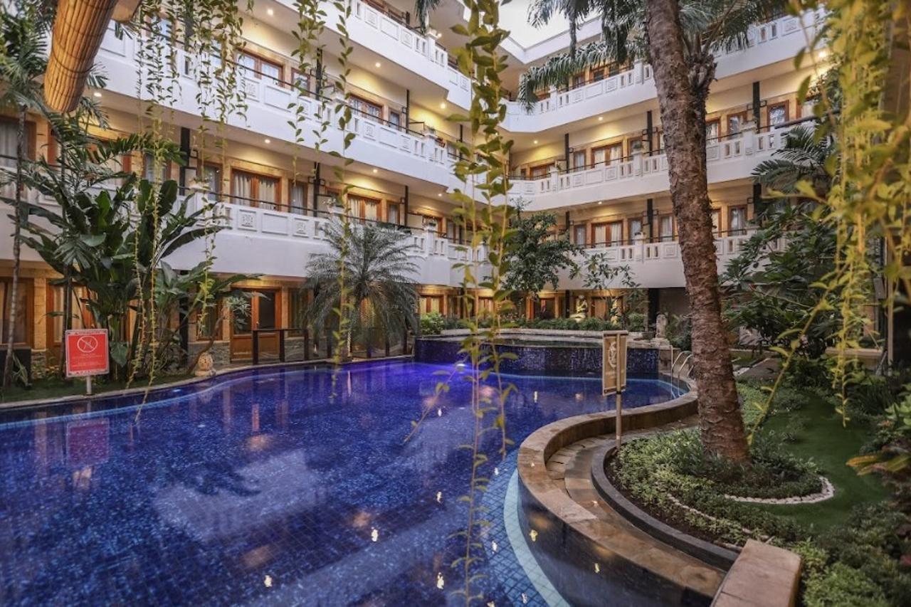 Famous Hotel Kuta Formerly Permata Kuta Hotel Экстерьер фото