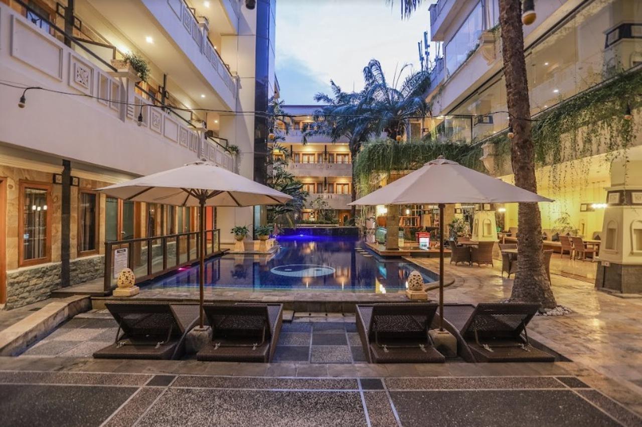Famous Hotel Kuta Formerly Permata Kuta Hotel Экстерьер фото