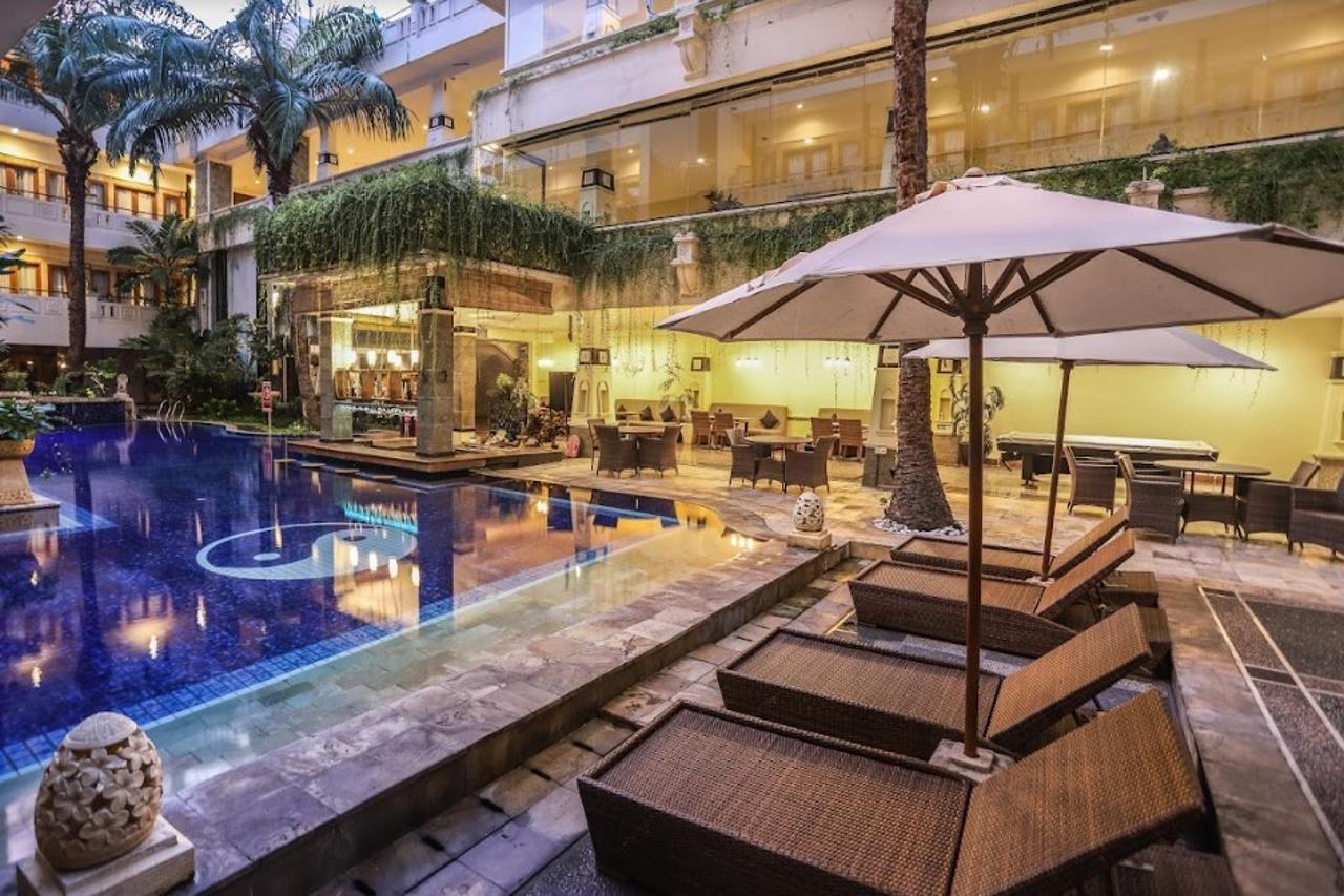Famous Hotel Kuta Formerly Permata Kuta Hotel Экстерьер фото