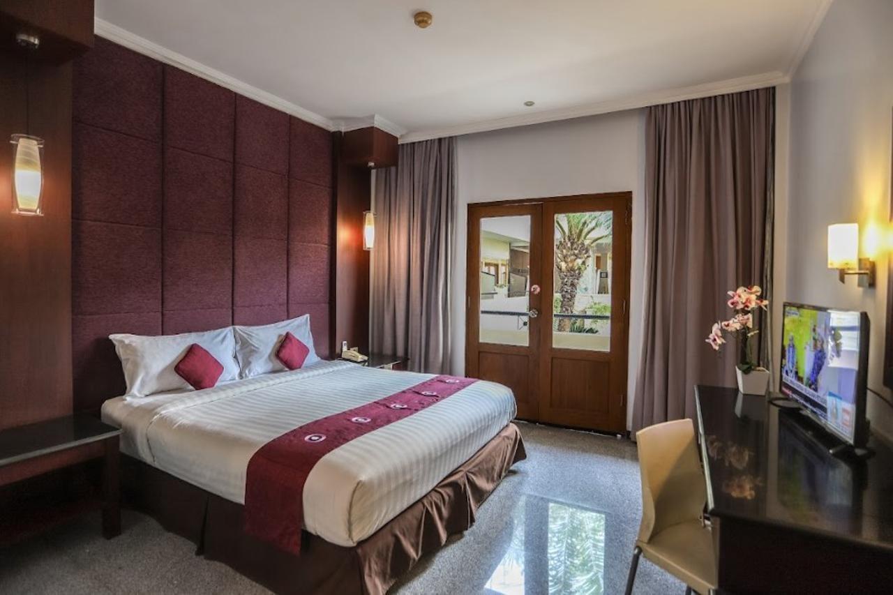 Famous Hotel Kuta Formerly Permata Kuta Hotel Экстерьер фото