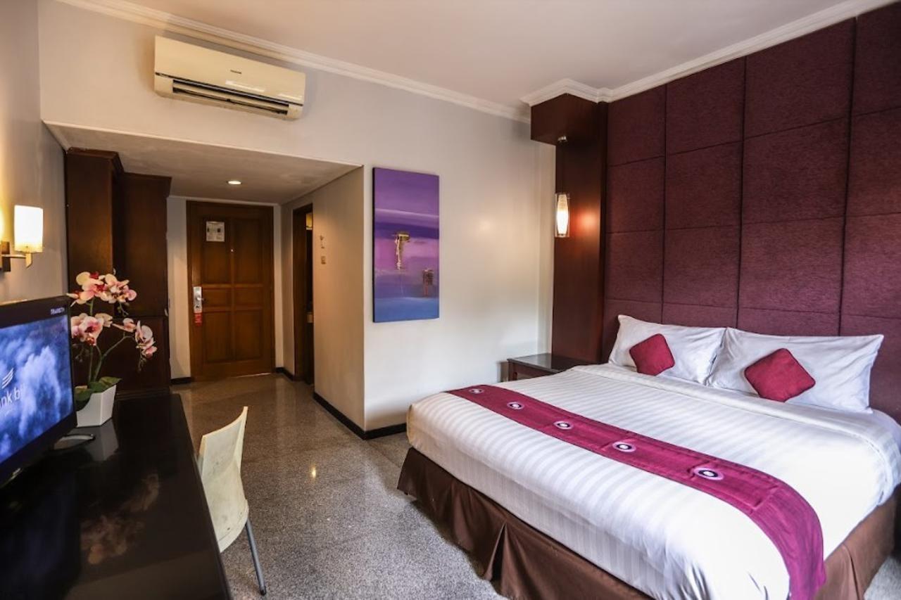 Famous Hotel Kuta Formerly Permata Kuta Hotel Экстерьер фото