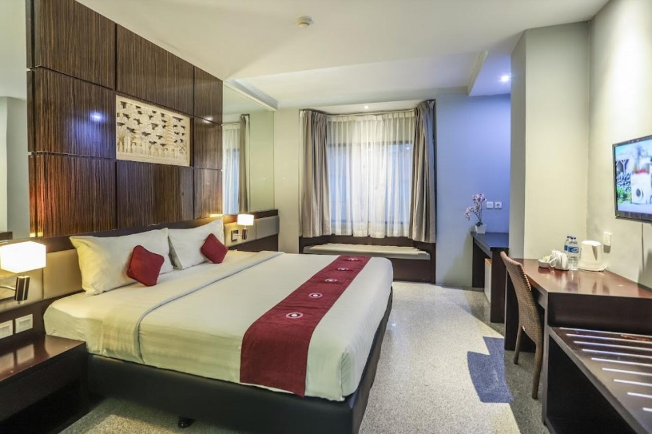 Famous Hotel Kuta Formerly Permata Kuta Hotel Экстерьер фото