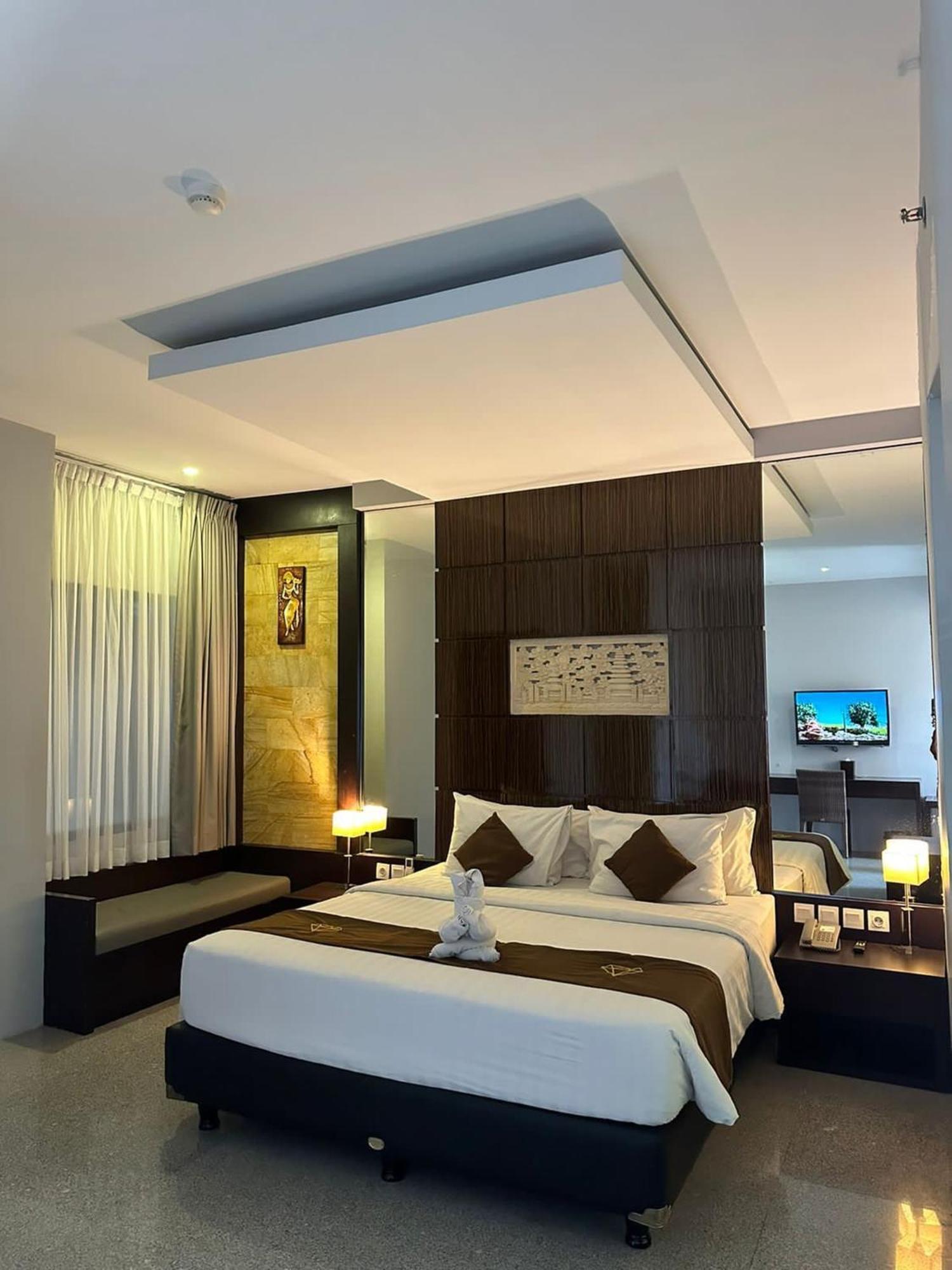 Famous Hotel Kuta Formerly Permata Kuta Hotel Экстерьер фото