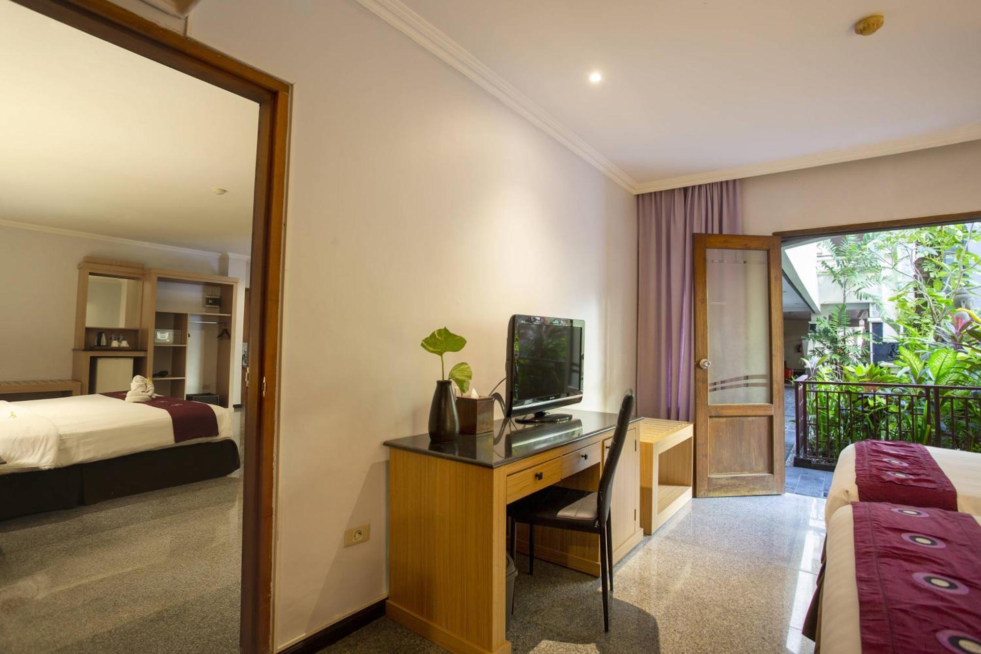 Famous Hotel Kuta Formerly Permata Kuta Hotel Экстерьер фото