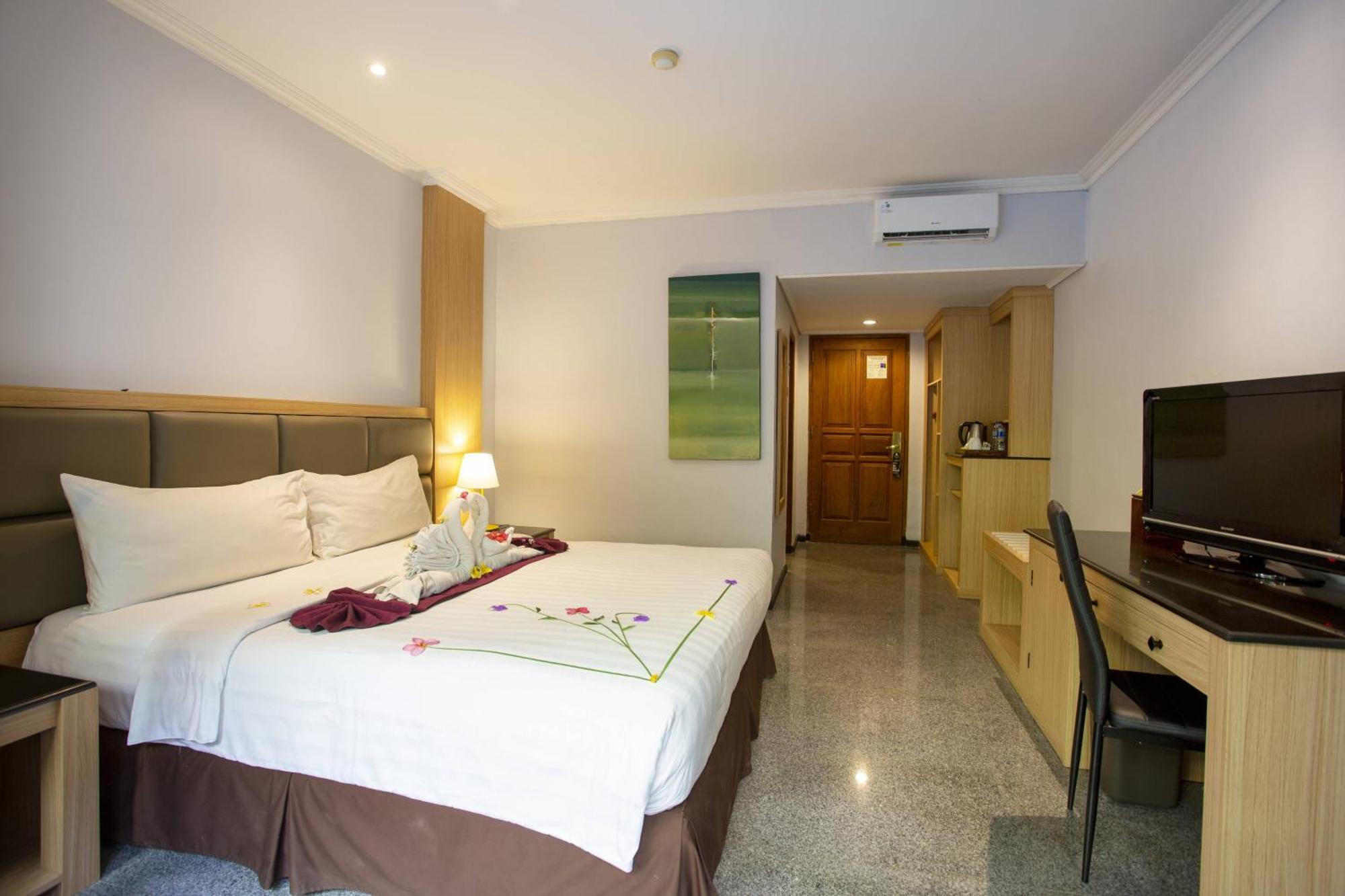 Famous Hotel Kuta Formerly Permata Kuta Hotel Экстерьер фото