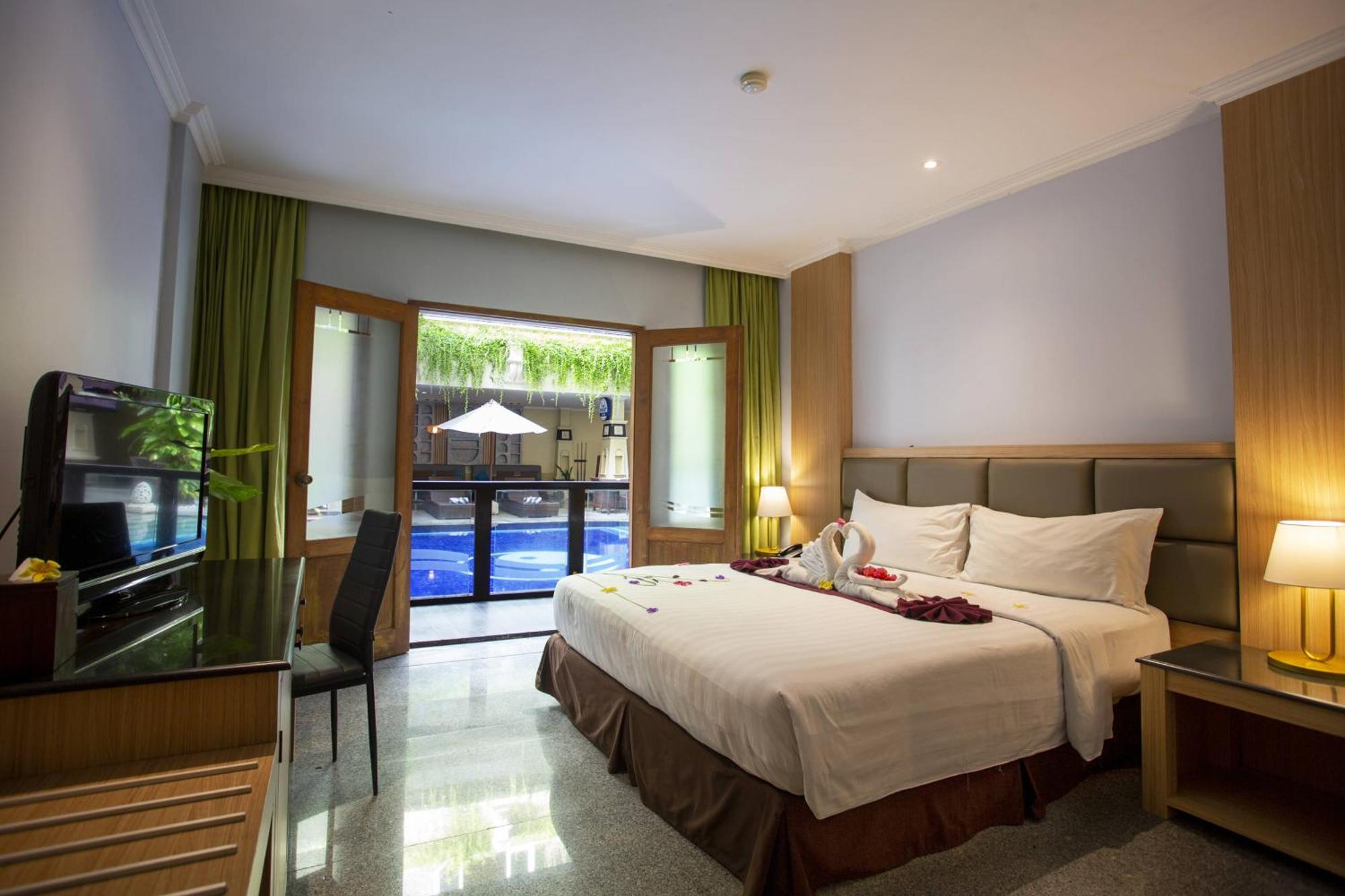 Famous Hotel Kuta Formerly Permata Kuta Hotel Экстерьер фото