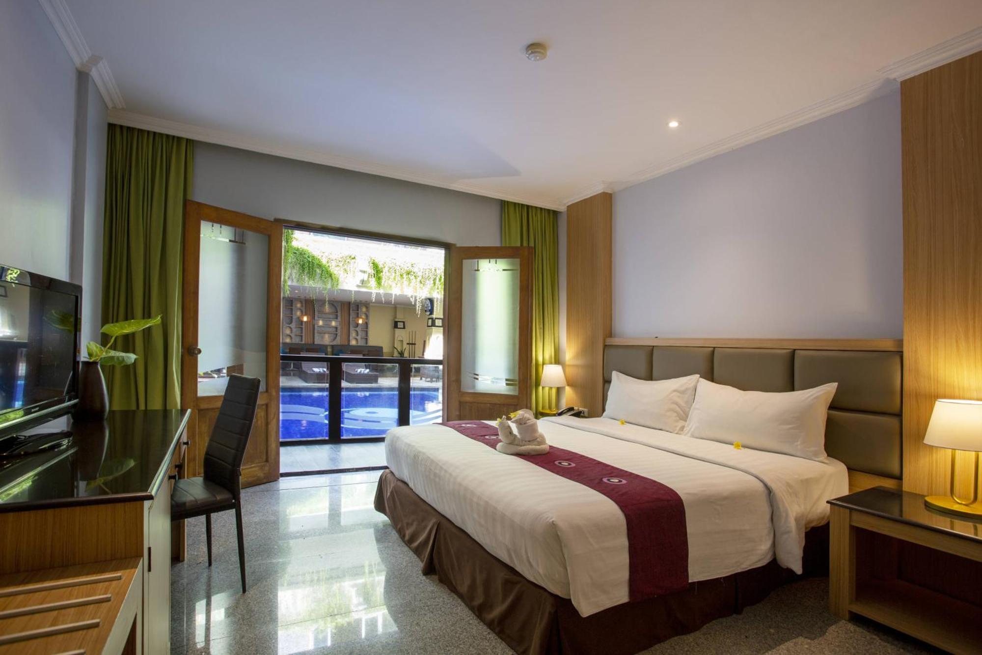 Famous Hotel Kuta Formerly Permata Kuta Hotel Экстерьер фото