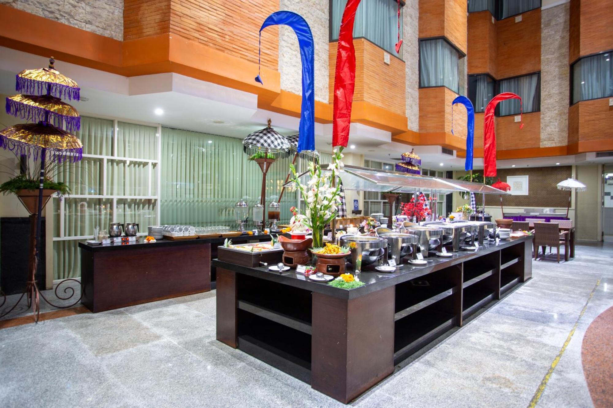 Famous Hotel Kuta Formerly Permata Kuta Hotel Экстерьер фото