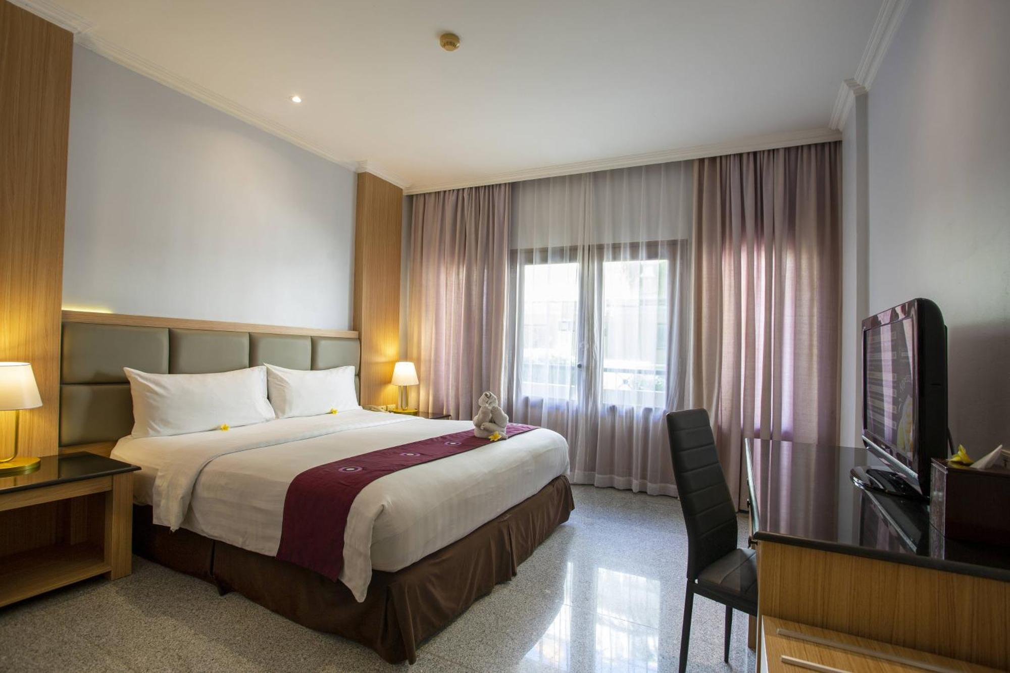 Famous Hotel Kuta Formerly Permata Kuta Hotel Экстерьер фото