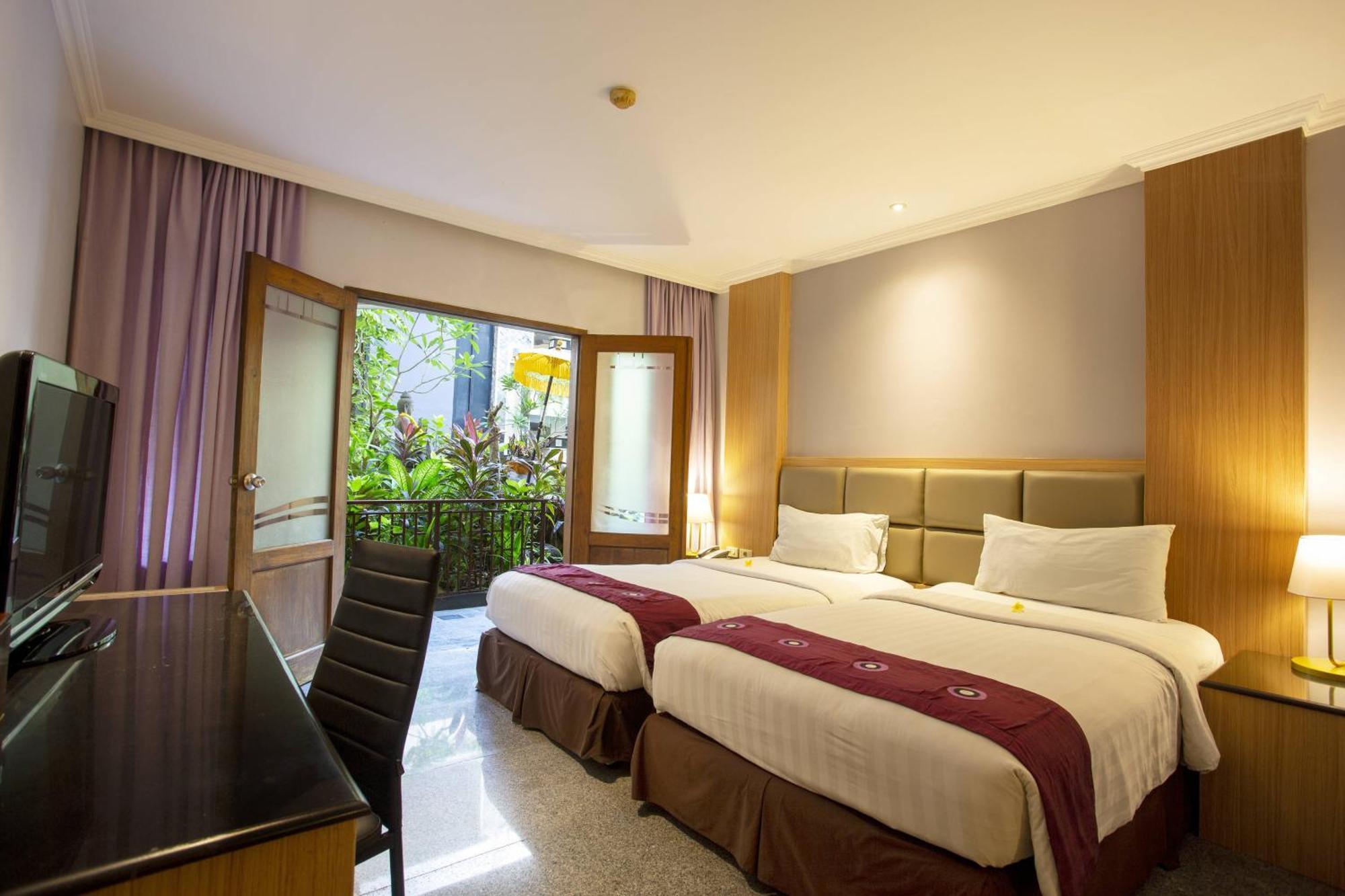 Famous Hotel Kuta Formerly Permata Kuta Hotel Экстерьер фото