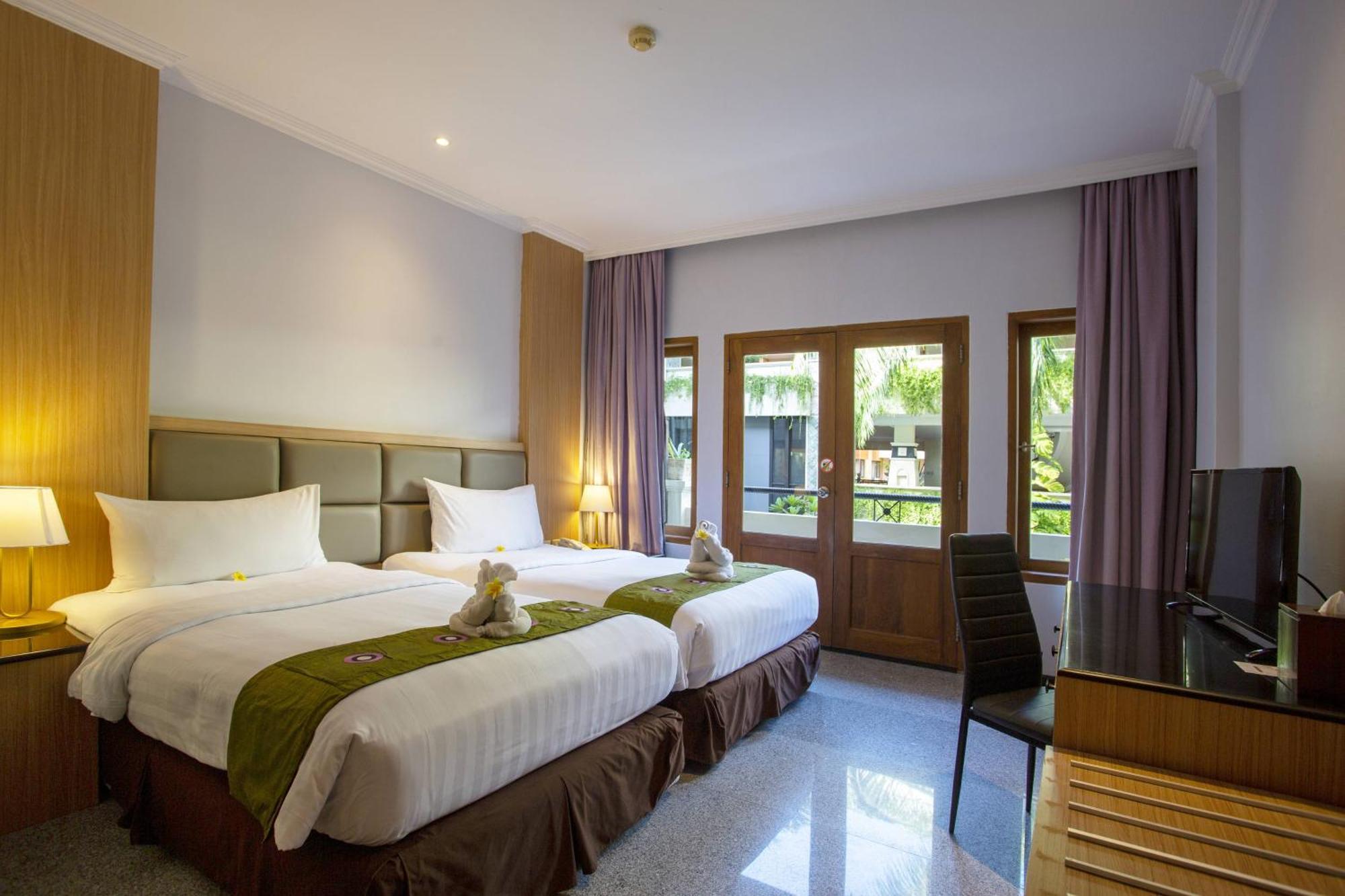 Famous Hotel Kuta Formerly Permata Kuta Hotel Экстерьер фото