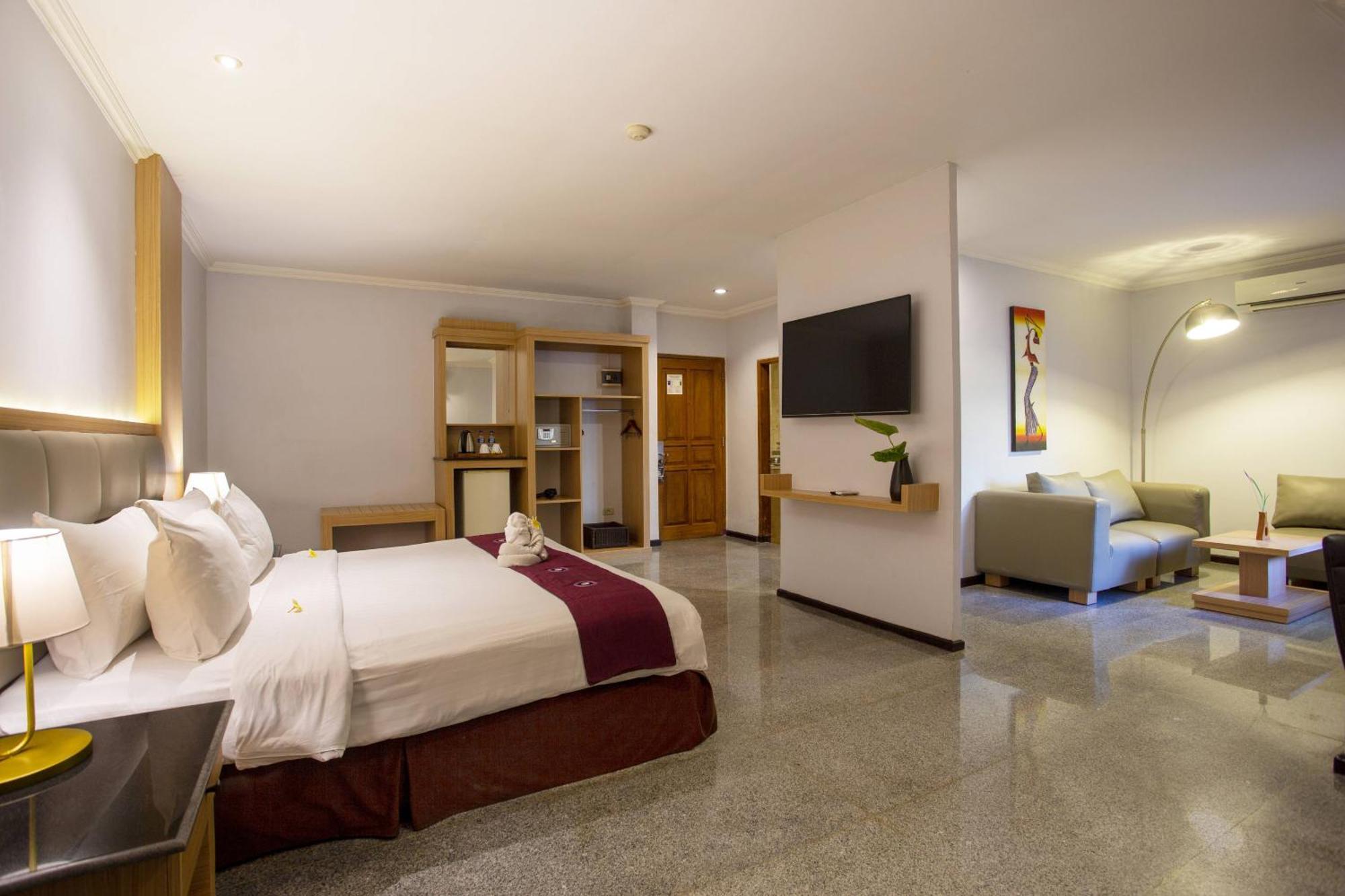 Famous Hotel Kuta Formerly Permata Kuta Hotel Экстерьер фото