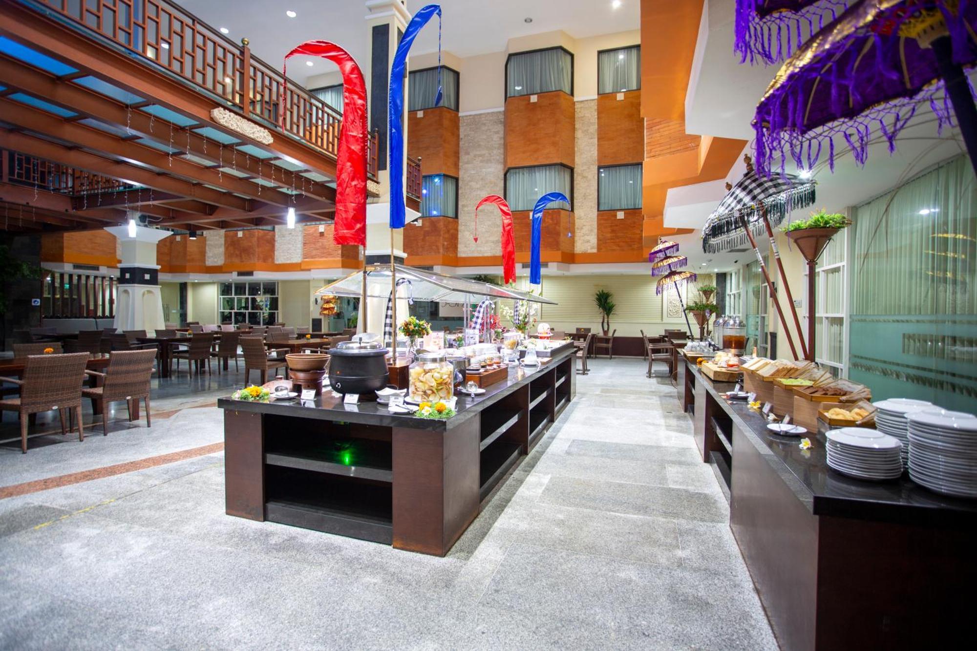 Famous Hotel Kuta Formerly Permata Kuta Hotel Экстерьер фото