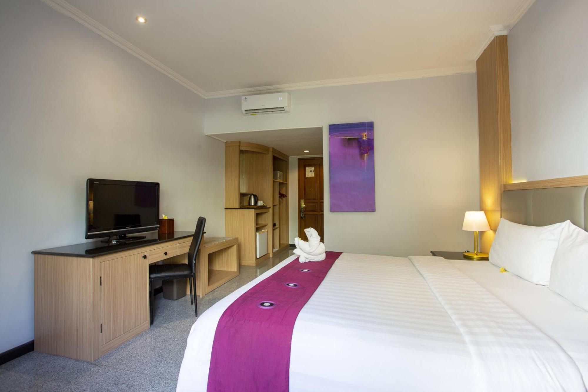 Famous Hotel Kuta Formerly Permata Kuta Hotel Экстерьер фото