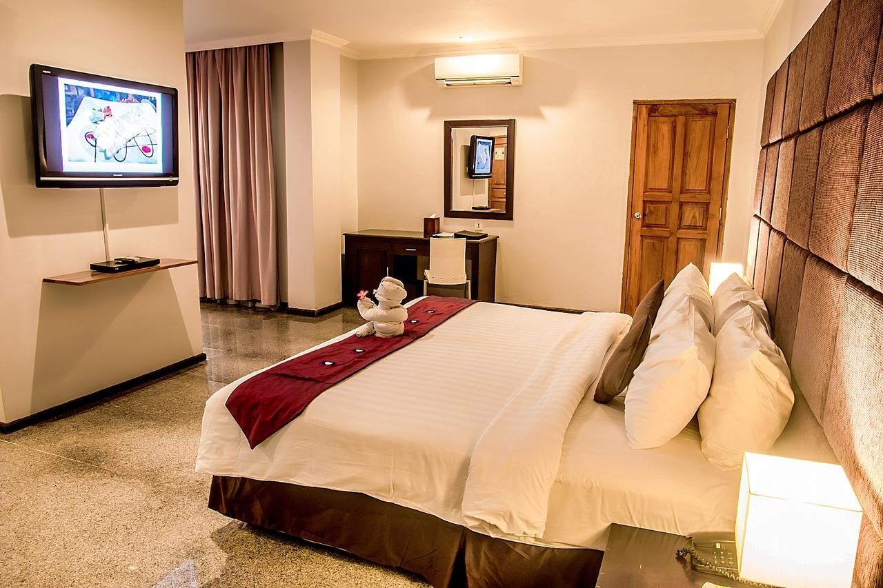 Famous Hotel Kuta Formerly Permata Kuta Hotel Экстерьер фото