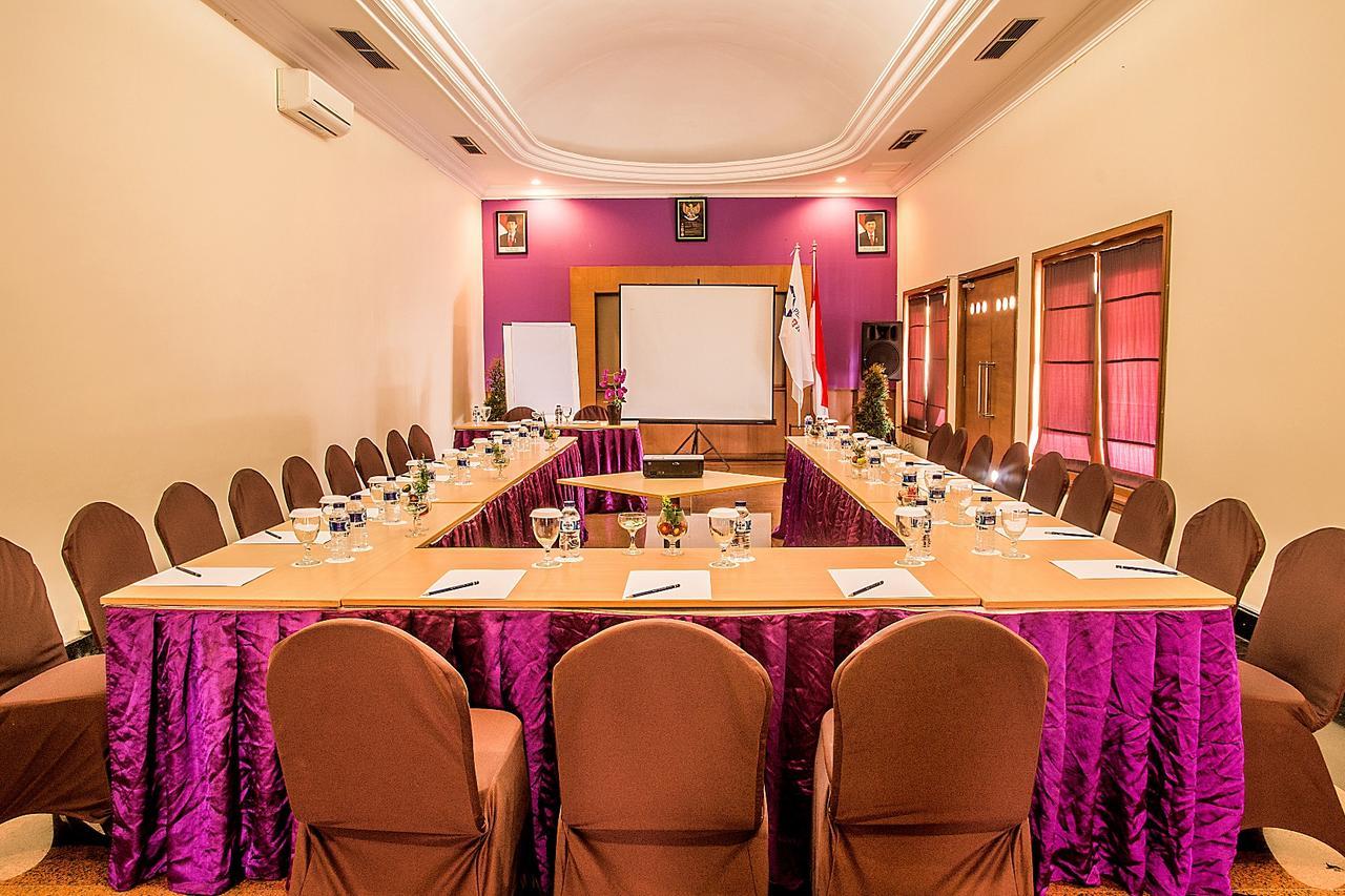 Famous Hotel Kuta Formerly Permata Kuta Hotel Экстерьер фото