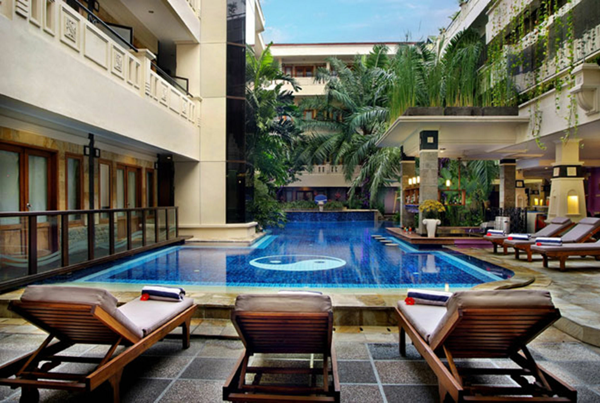 Famous Hotel Kuta Formerly Permata Kuta Hotel Экстерьер фото