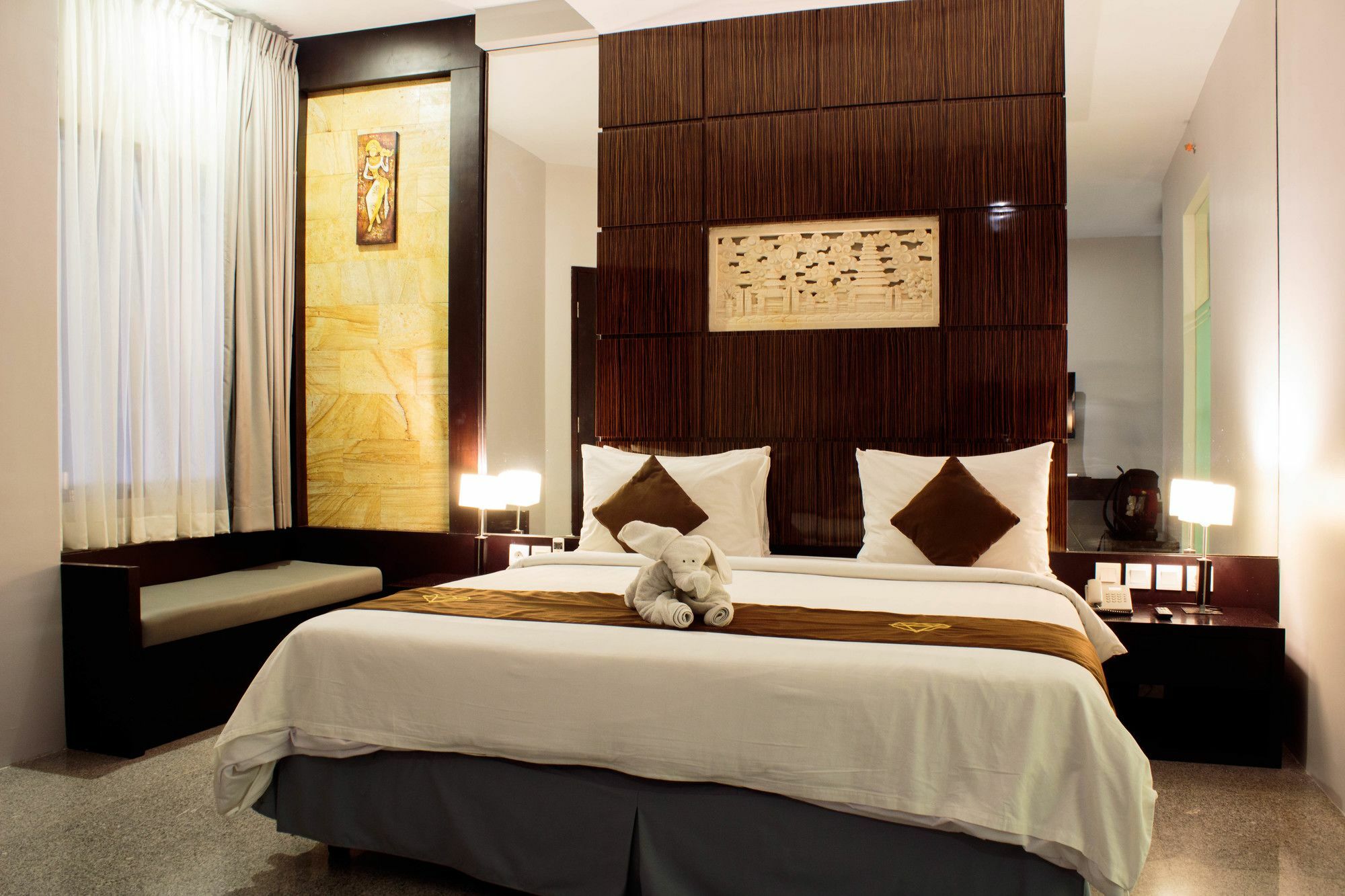 Famous Hotel Kuta Formerly Permata Kuta Hotel Экстерьер фото