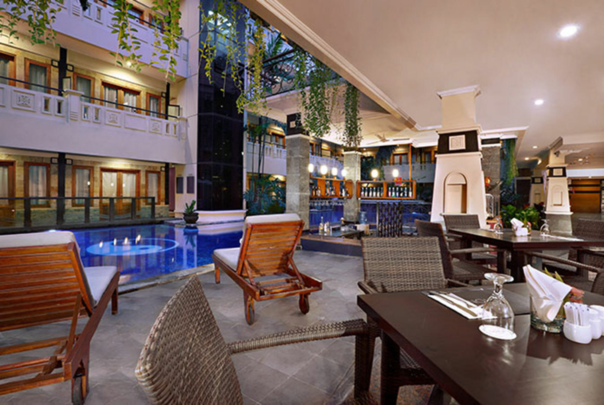 Famous Hotel Kuta Formerly Permata Kuta Hotel Экстерьер фото