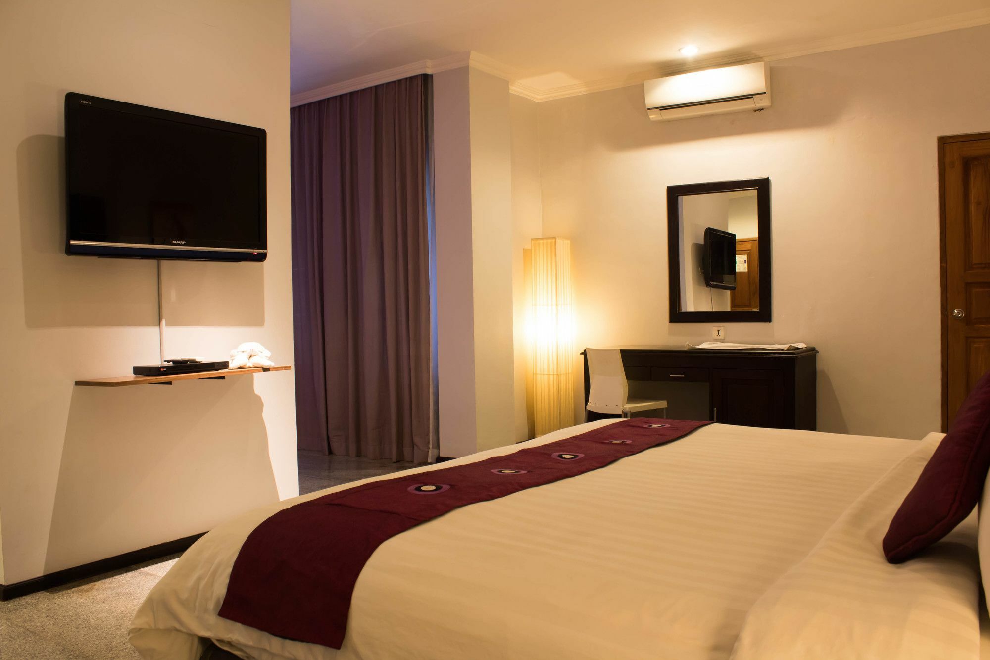 Famous Hotel Kuta Formerly Permata Kuta Hotel Экстерьер фото