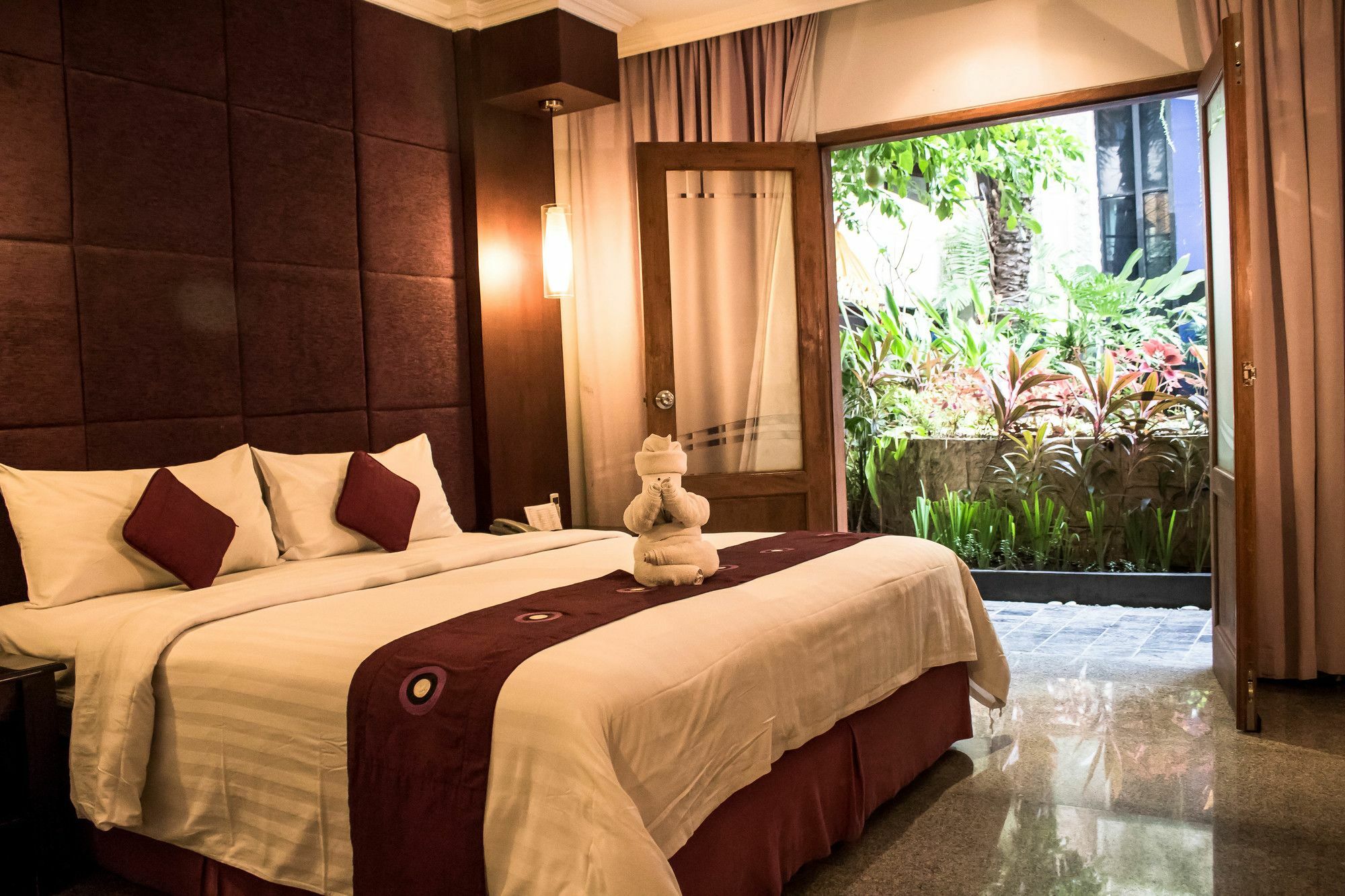 Famous Hotel Kuta Formerly Permata Kuta Hotel Экстерьер фото