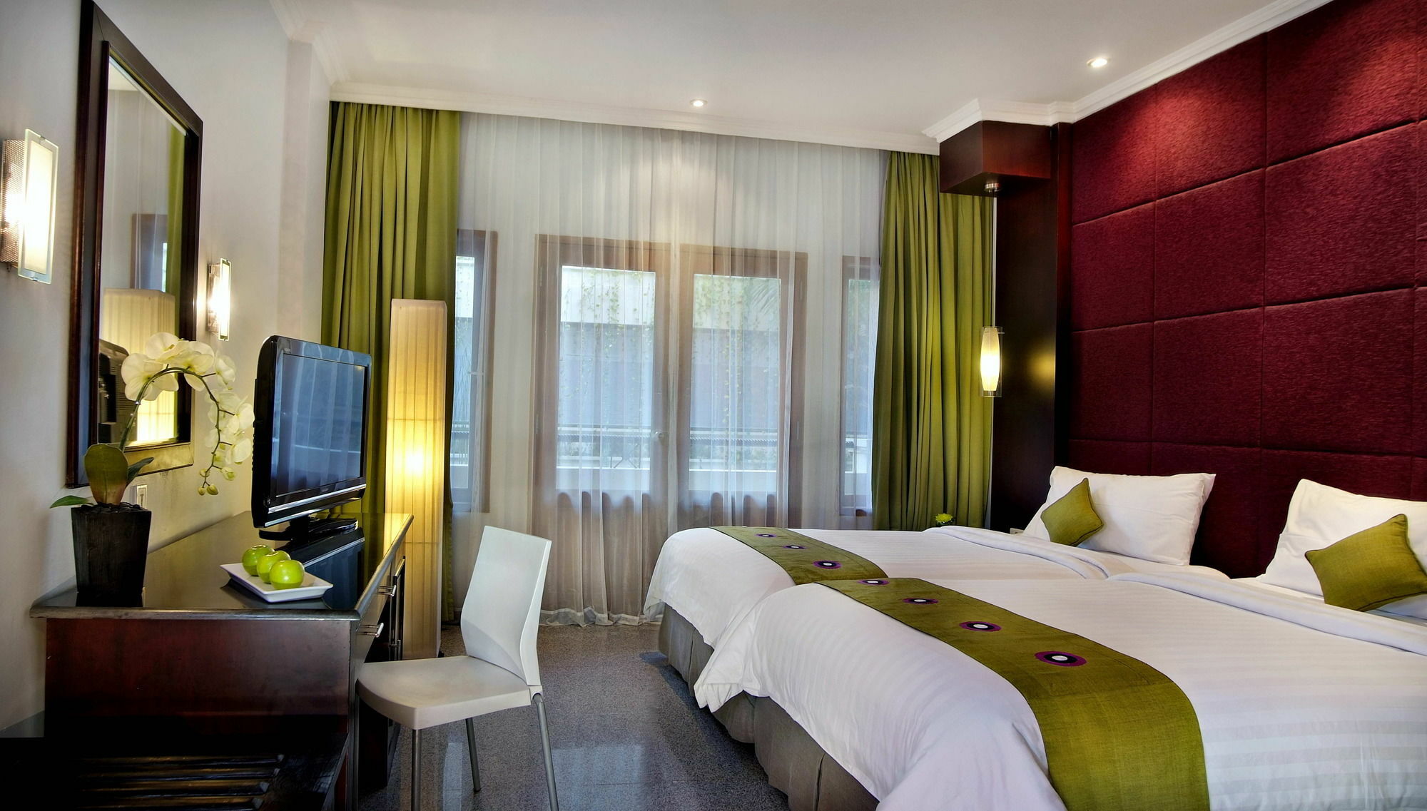 Famous Hotel Kuta Formerly Permata Kuta Hotel Экстерьер фото