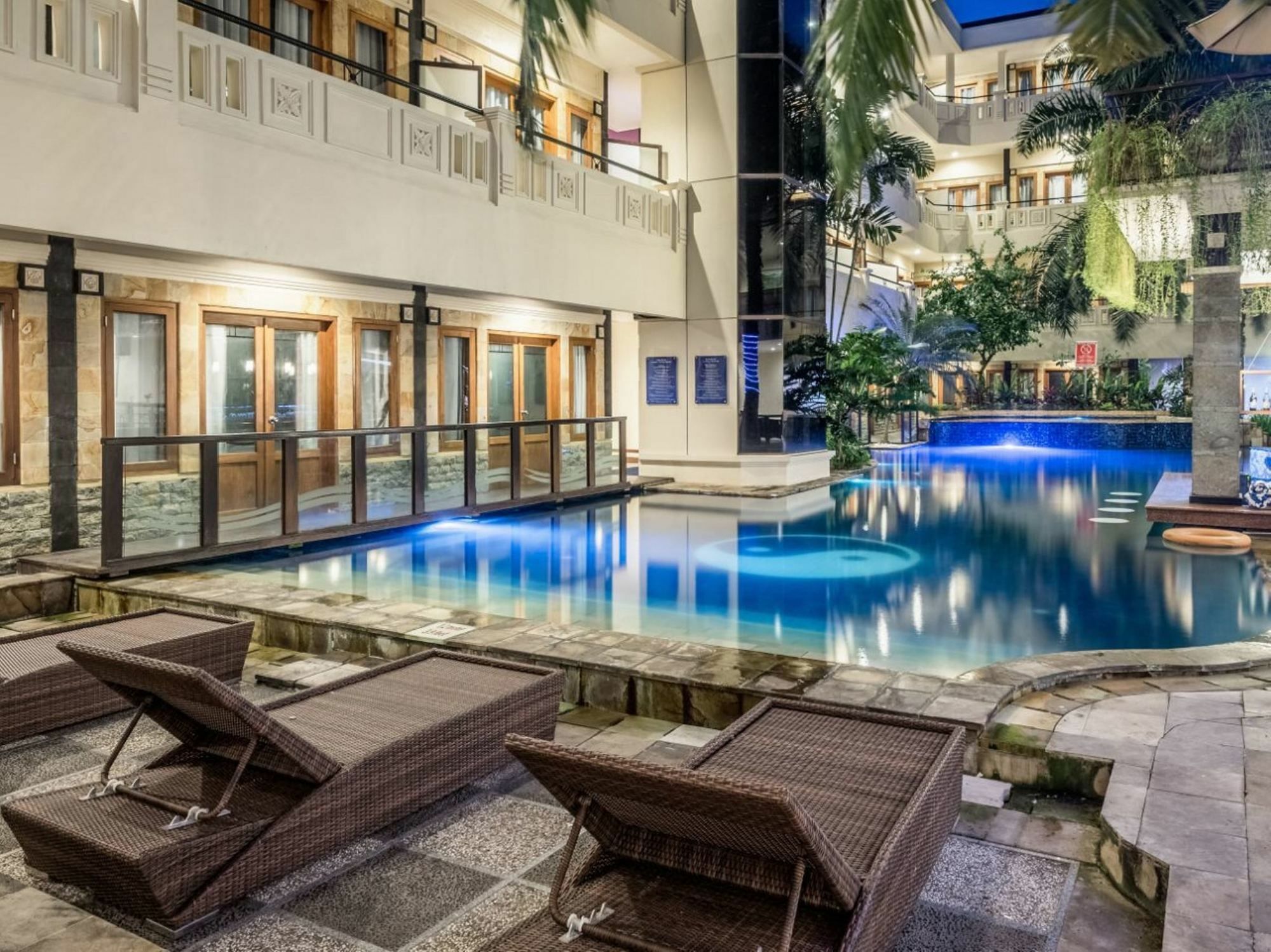 Famous Hotel Kuta Formerly Permata Kuta Hotel Экстерьер фото