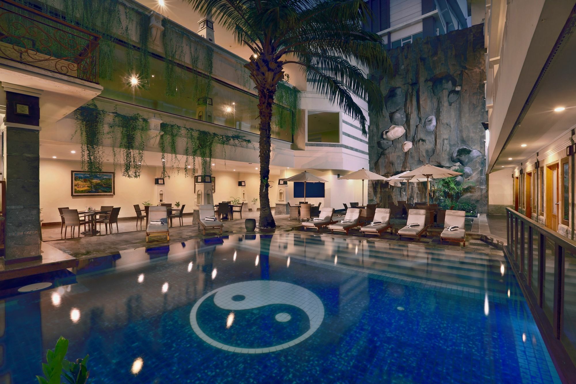 Famous Hotel Kuta Formerly Permata Kuta Hotel Экстерьер фото