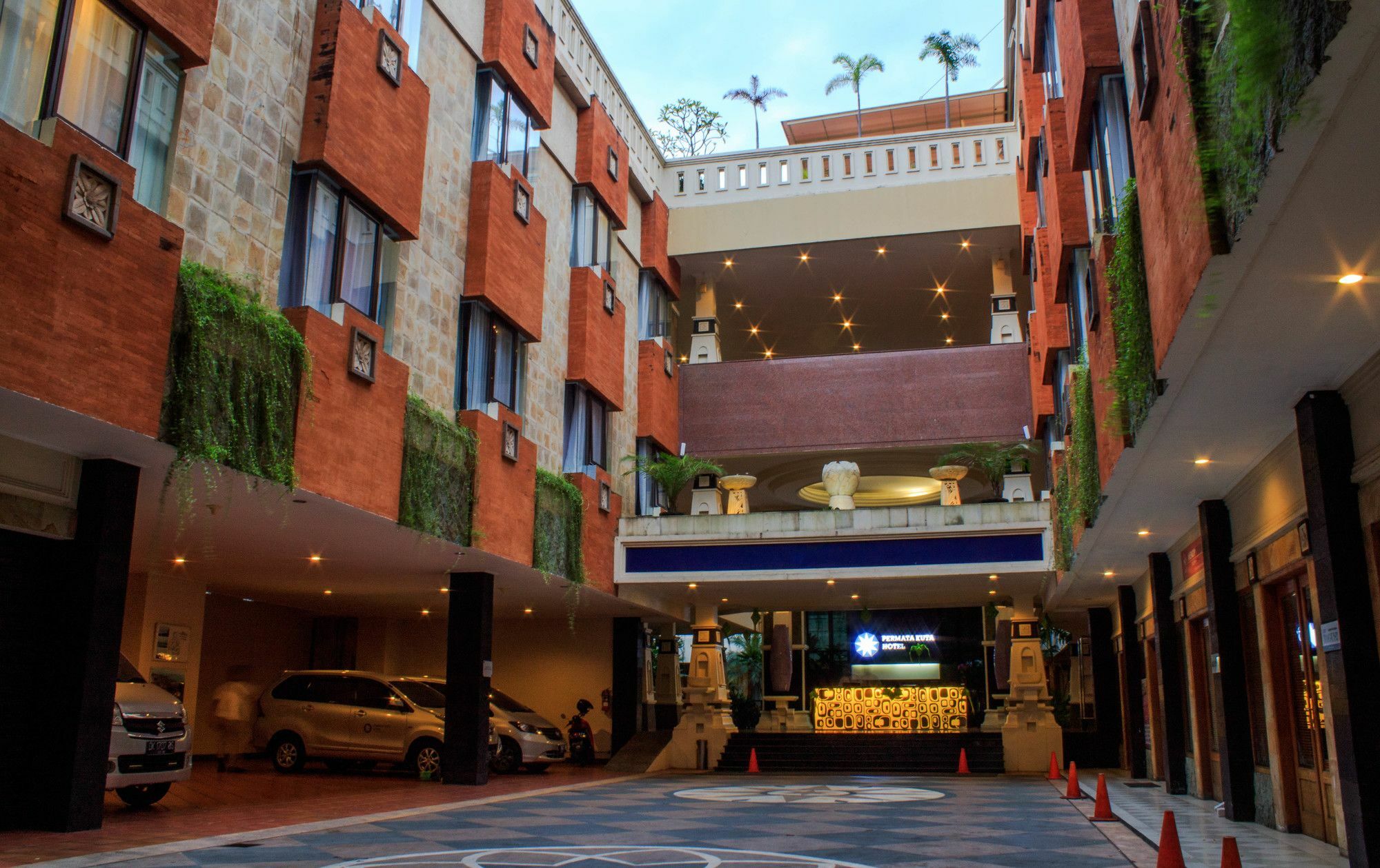 Famous Hotel Kuta Formerly Permata Kuta Hotel Экстерьер фото
